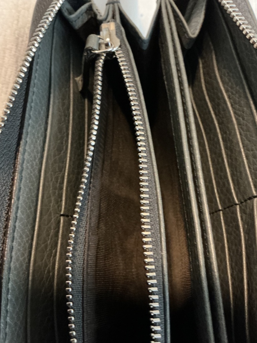EUC Gucci fabulous wallet - Picture 3 of 5